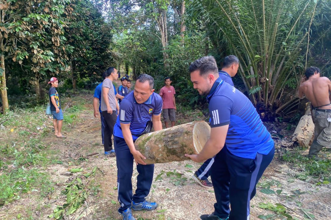 Polsek Kelapa Polres Bangka Barat laksanakan Gotong Royong dan Ngopi Kamtibmas Bersama&nbsp;Masyarakat