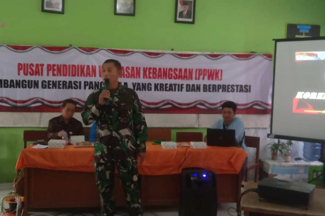 Prajurit Korem 045/Gaya Berikan Pembekalan Wawasan Kebangsaan Kepada Siswa-Siswi SMA 1 Puding&nbsp;Besar.